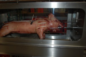 Spanferkel am Spieß im Schaugrill Spanferkel am Spieß im Schaugrill