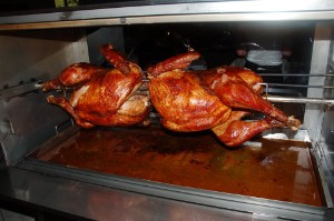 2 Truthähne am Spieß im Schaugrill 2 Truthähne am Spieß im Schaugrill
